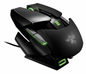 Vista laterale del mouse da gaming Razer Ouroboros con dock di ricarica